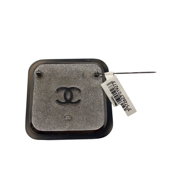 CHANEL GREY 2009 METAL, AGATE, AND STRASS BROOCH - Picture 3 of 6